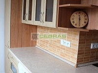 Pronájem zděného bytu 2+1 nedaleko centra v klidné ulici Komenského (balkon, šatna, výtah) - Jídelní kout