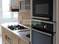 Pronájem zděného bytu 2+1 nedaleko centra v klidné ulici Komenského (balkon, šatna, výtah) - Kuchyň