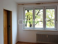 Pronájem zděného bytu 2+1 nedaleko centra v klidné ulici Komenského (balkon, šatna, výtah) - Ložnice se šatnou
