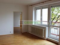 Pronájem zděného bytu 2+1 nedaleko centra v klidné ulici Komenského (balkon, šatna, výtah)