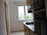 Pronájem zděného bytu 2+1 nedaleko centra v klidné ulici Komenského (balkon, šatna, výtah) - Pohled na kuchyň