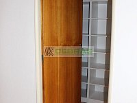Pronájem zděného bytu 2+1 nedaleko centra v klidné ulici Komenského (balkon, šatna, výtah) - Šatna s úložnými prostory 2,4 m2