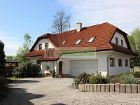 Dlouhodobý pronájem rodinného domu s terasou, zahradou, pergolou a dvougaráží na Kodetce! - Celkový pohled na dům, prostorný příjezd a dvougaráž