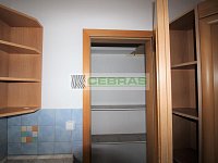 Dlouhodobý pronájem rodinného domu s terasou, zahradou, pergolou a dvougaráží na Kodetce! - Komora a vestavěná lednice