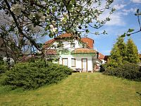 Dlouhodobý pronájem rodinného domu s terasou, zahradou, pergolou a dvougaráží na Kodetce!