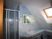 Dlouhodobý pronájem rodinného domu s terasou, zahradou, pergolou a dvougaráží na Kodetce! - Sprchový kout