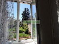 Pronájem pěkného bytu 1+1 se zahradou ve vyhledávané části Českých Budějovic nedaleko rekreační zóny Malák s výbornou dostupností. - Výhled z kuchyňského okna