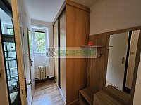 Pronájem pěkného, zařízeného bytu s dispozicí 1+1 ve vyhledávané části Českých Budějovic nedaleko krajské nemocnice. - Vestavěné skříně ve vstupní části.jpg