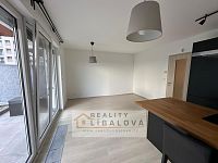 Pronájem 1+kk se zahrádkou, OV, 37 m2, Praha, Stodůlky, Toufarova - obytná část.jpg