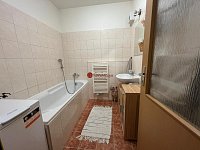 Pronájem moderního bytu 2+kk s balkonem, garážovým stáním a sklepem - Fotka 10