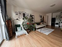 Pronájem moderního bytu 2+kk s balkonem, garážovým stáním a sklepem - Fotka 13