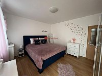 Pronájem moderního bytu 2+kk s balkonem, garážovým stáním a sklepem - Fotka 2