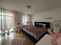 Pronájem moderního bytu 2+kk s balkonem, garážovým stáním a sklepem - Fotka 3