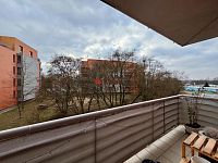 Pronájem moderního bytu 2+kk s balkonem, garážovým stáním a sklepem - Fotka 3