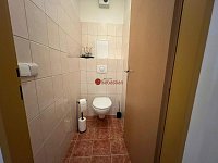 Pronájem moderního bytu 2+kk s balkonem, garážovým stáním a sklepem - Fotka 4