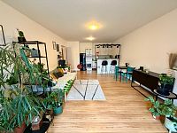 Pronájem moderního bytu 2+kk s balkonem, garážovým stáním a sklepem - Fotka 4