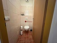 Pronájem moderního bytu 2+kk s balkonem, garážovým stáním a sklepem - Fotka 4