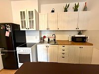 Pronájem moderního bytu 2+kk s balkonem, garážovým stáním a sklepem - Fotka 5