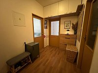 Pronájem moderního bytu 2+kk s balkonem, garážovým stáním a sklepem - Fotka 6