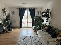 Pronájem moderního bytu 2+kk s balkonem, garážovým stáním a sklepem - Fotka 7