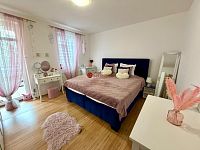 Pronájem moderního bytu 2+kk s balkonem, garážovým stáním a sklepem - Fotka 7