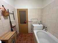 Pronájem moderního bytu 2+kk s balkonem, garážovým stáním a sklepem - Fotka 8