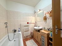 Pronájem moderního bytu 2+kk s balkonem, garážovým stáním a sklepem - Fotka 8