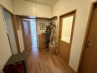 Pronájem moderního bytu 2+kk s balkonem, garážovým stáním a sklepem - Fotka 9