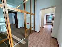 Pronájem rekonstruovaných kancelářských prostor, 182 m² – Vlachův dům, Třída Míru, Pardubice - Fotka 1
