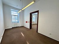 Pronájem rekonstruovaných kancelářských prostor, 182 m² – Vlachův dům, Třída Míru, Pardubice - Fotka 2