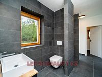 Krásný nadstandartní dům 5+kk s bazénem v Úvalech - Zálesí - DSC00026.jpg