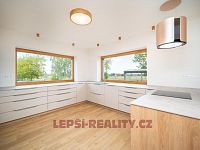 Krásný nadstandartní dům 5+kk s bazénem v Úvalech - Zálesí - DSC00041.jpg