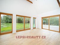 Krásný nadstandartní dům 5+kk s bazénem v Úvalech - Zálesí - DSC00058.jpg