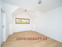 Krásný nadstandartní dům 5+kk s bazénem v Úvalech - Zálesí - DSC00086.jpg