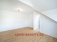 Krásný nadstandartní dům 5+kk s bazénem v Úvalech - Zálesí - DSC00092.jpg