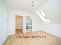 Krásný nadstandartní dům 5+kk s bazénem v Úvalech - Zálesí - DSC00102.jpg