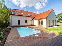 Krásný nadstandartní dům 5+kk s bazénem v Úvalech - Zálesí - DSC00135.jpg