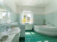 Prodej krásného a velkého  domu 4+1 se zahradou a garáží v Hradci Králové - Fotka 11