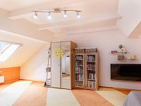 Prodej krásného a velkého  domu 4+1 se zahradou a garáží v Hradci Králové - Fotka 22