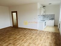 Pronájem 2+kk s terasou a parkovacím místem - Fotka 2