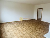 Pronájem 2+kk s terasou a parkovacím místem - Fotka 3