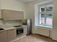 Pronájem bytu 2+1 po kompletní rekonstrukci, terasa, centrum města - Fotka 2