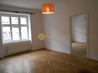 Pronájem pěkného bytu 2+1 s balkónem po kompletní rekonstrukci v centru Hradce Králové - Fotka 4