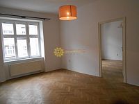 Pronájem pěkného bytu 2+1 s balkónem po kompletní rekonstrukci v centru Hradce Králové - Fotka 4