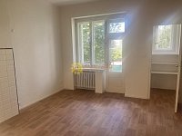 Pronájem prostorného bytu 2+1 v centru HK, balkon - Fotka 2