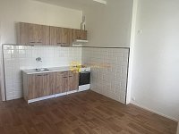 Pronájem prostorného bytu 2+1 v centru HK, balkon - Fotka 3