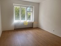 Pronájem prostorného bytu 2+1 v centru HK, balkon - Fotka 4
