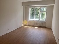 Pronájem prostorného bytu 2+1 v centru HK, balkon - Fotka 5