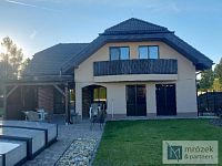 Prodej moderního rodinného domu s velkým pozemkem a vyhřívaným bazénem – Dolní Tošanovice - 20251029_150626 (1).jpg