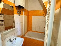 Prodej RD s dvěma byty, průchozí garáží i dvorem se zahradou - Obrázek k zakázce č.: 724391